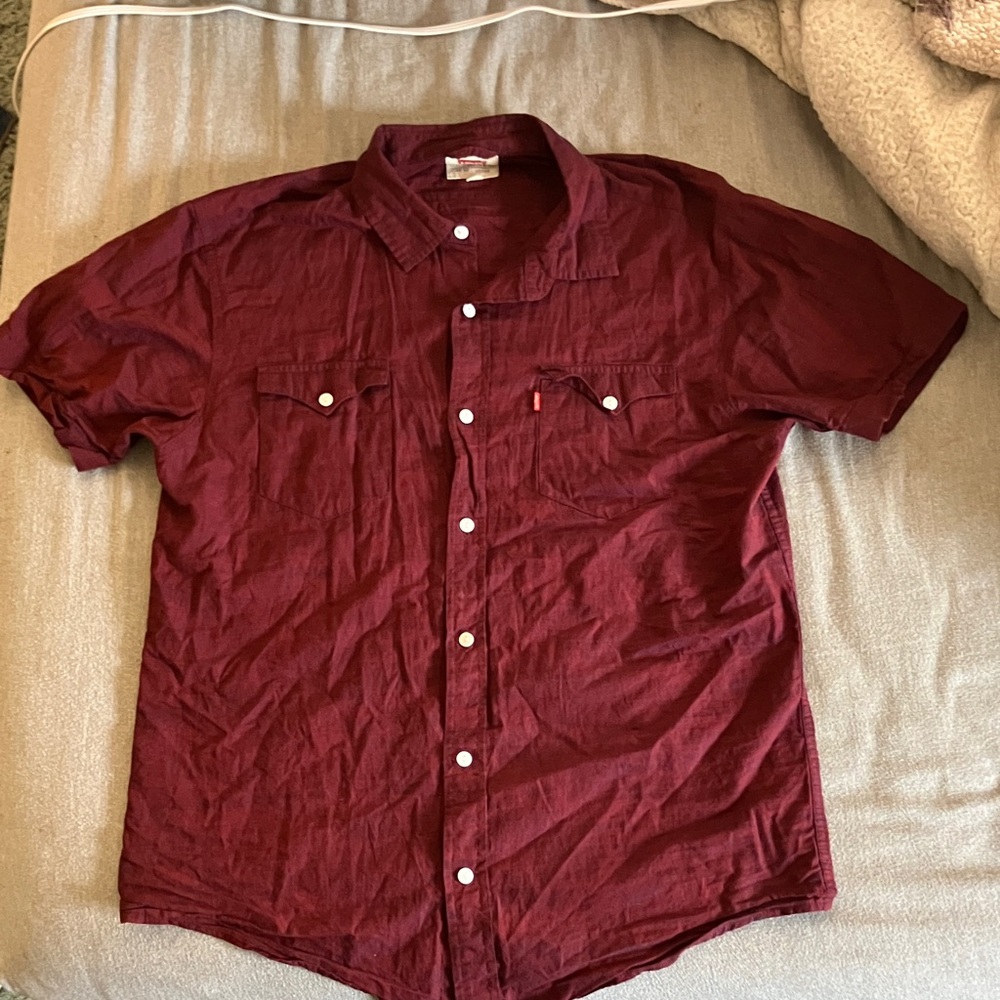 Levi’s Men's Burgundy Short Sleeve Shirt Medium